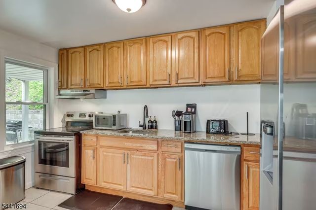 86 Pine Brook Rd, Lincoln Park Boro, NJ 07035