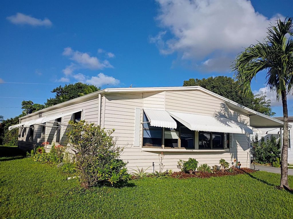 3353 Lake Overlook Place, Lantana, FL 33462