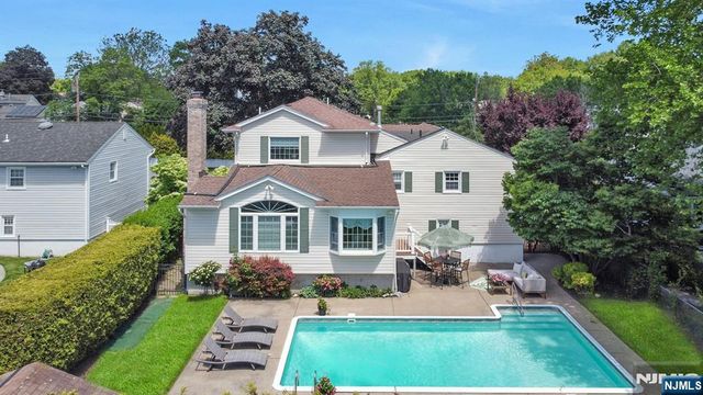 31 Woodvale Road, Glen Rock, NJ 07452