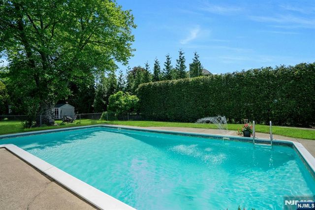 31 Woodvale Road, Glen Rock, NJ 07452