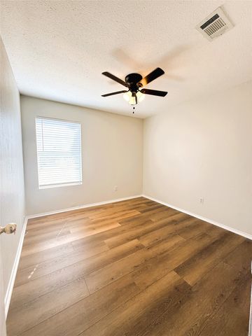 1025 NW Summercrest Boulevard B, Burleson, TX 76028