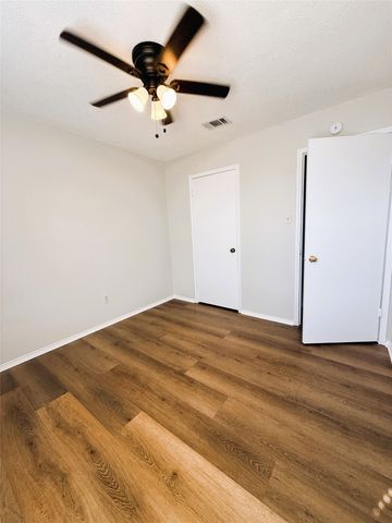 1025 NW Summercrest Boulevard B, Burleson, TX 76028