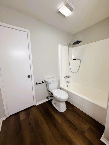1025 NW Summercrest Boulevard B, Burleson, TX 76028