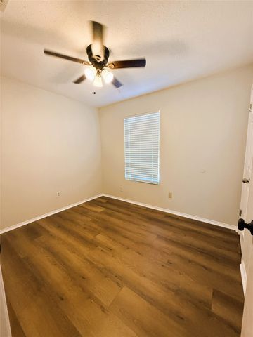 1025 NW Summercrest Boulevard B, Burleson, TX 76028