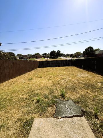 1025 NW Summercrest Boulevard B, Burleson, TX 76028