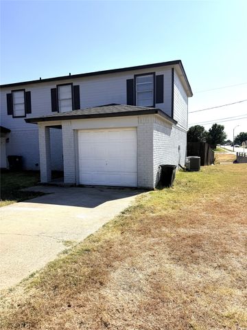 1025 NW Summercrest Boulevard B, Burleson, TX 76028