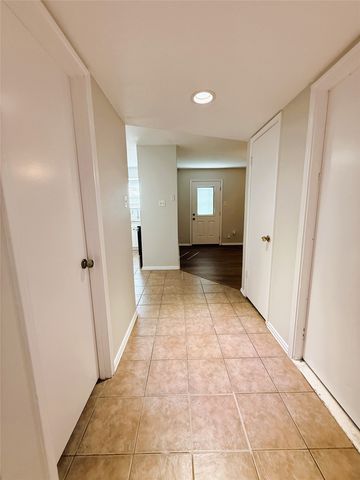 1025 NW Summercrest Boulevard B, Burleson, TX 76028