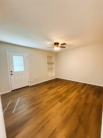 1025 NW Summercrest Boulevard B, Burleson, TX 76028