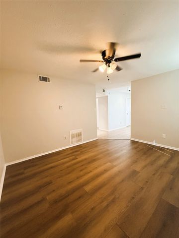1025 NW Summercrest Boulevard B, Burleson, TX 76028