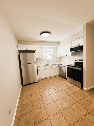 1025 NW Summercrest Boulevard B, Burleson, TX 76028