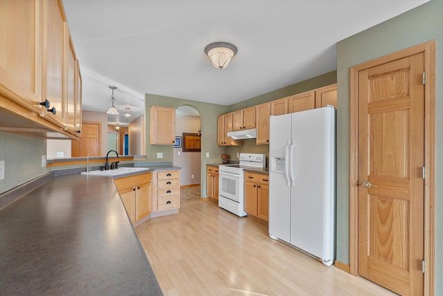 1542 PRIMROSE LANE, Fond Du Lac, WI 54935