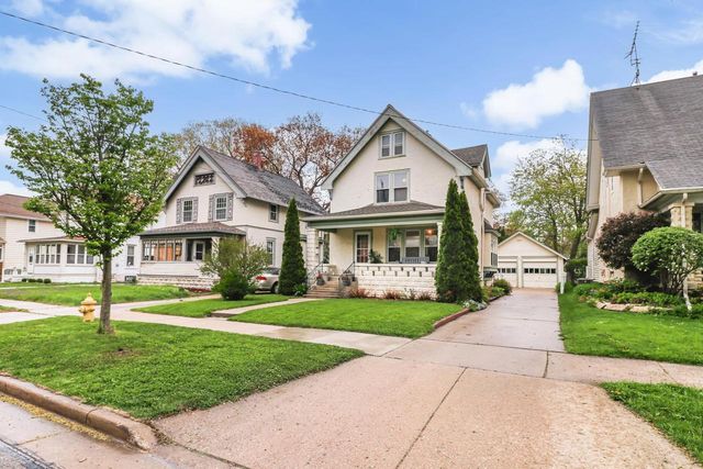 831 Oakland Avenue, Waukesha, WI 53186