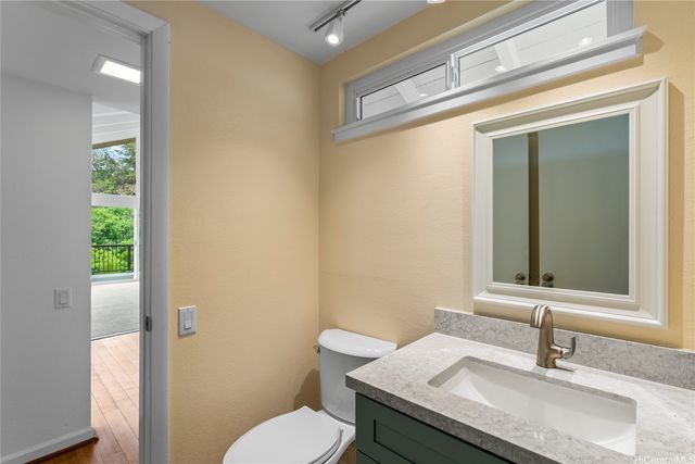1112 Kaumoku Street, Honolulu, HI 96825
