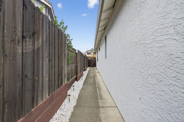 860 Rathbone Cir, Folsom, CA 95630