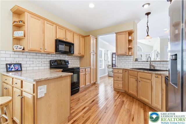 18 Devonshire Drive, Easton, PA 18045