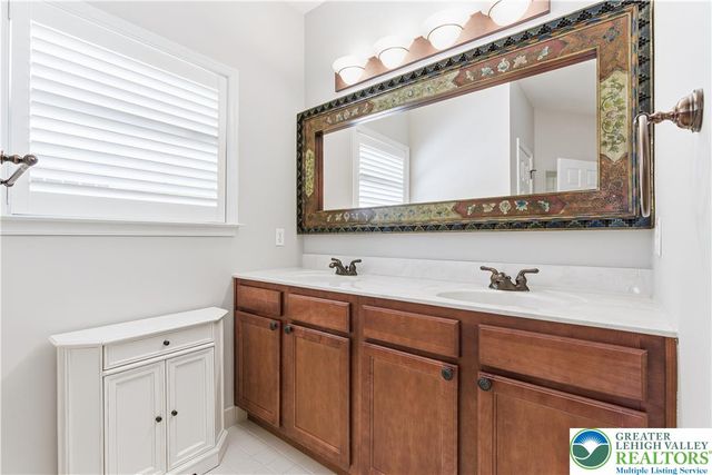 18 Devonshire Drive, Easton, PA 18045