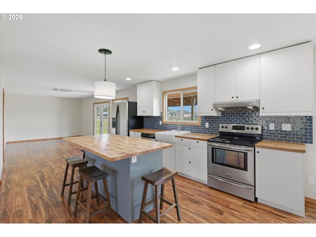1270 Ne BLOSSOM Dr, Mc Minnville, OR 97128
