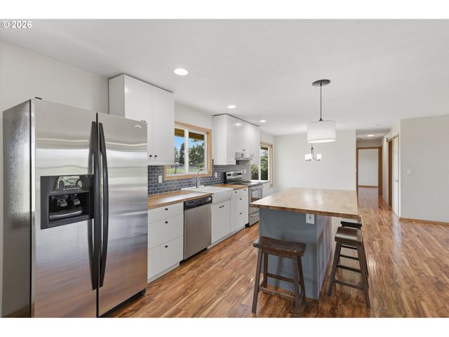 1270 Ne BLOSSOM Dr, Mc Minnville, OR 97128