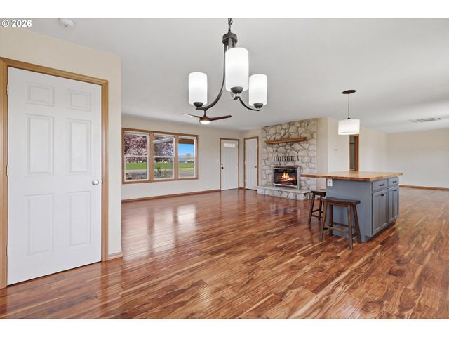 1270 Ne BLOSSOM Dr, Mc Minnville, OR 97128