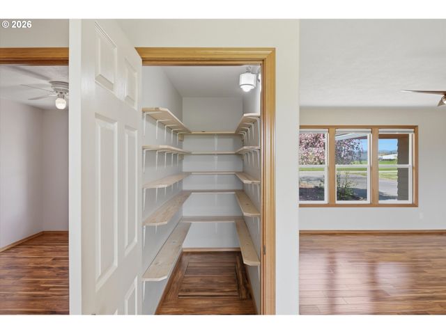 1270 Ne BLOSSOM Dr, Mc Minnville, OR 97128