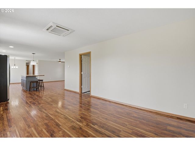 1270 Ne BLOSSOM Dr, Mc Minnville, OR 97128