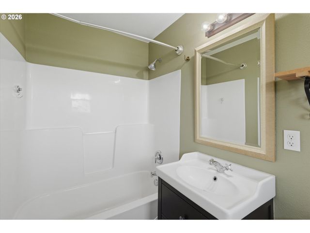 1270 Ne BLOSSOM Dr, Mc Minnville, OR 97128