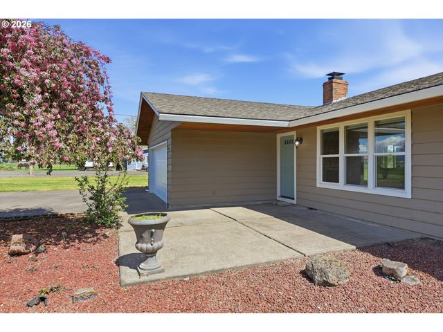1270 Ne BLOSSOM Dr, Mc Minnville, OR 97128