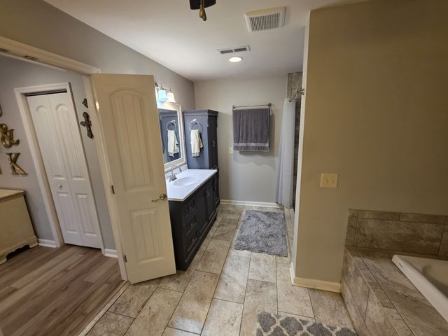 811 Hogans Branch Rd, Hendersonville, TN 37075