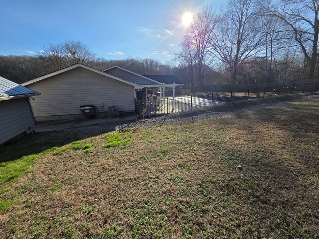 811 Hogans Branch Rd, Hendersonville, TN 37075