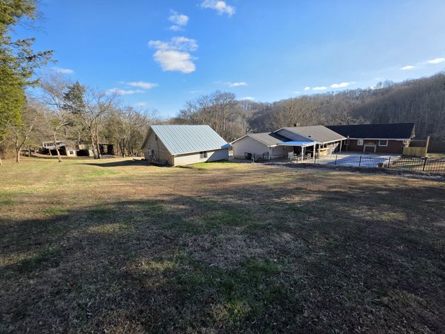 811 Hogans Branch Rd, Hendersonville, TN 37075