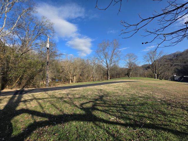 811 Hogans Branch Rd, Hendersonville, TN 37075