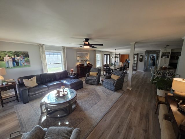 811 Hogans Branch Rd, Hendersonville, TN 37075