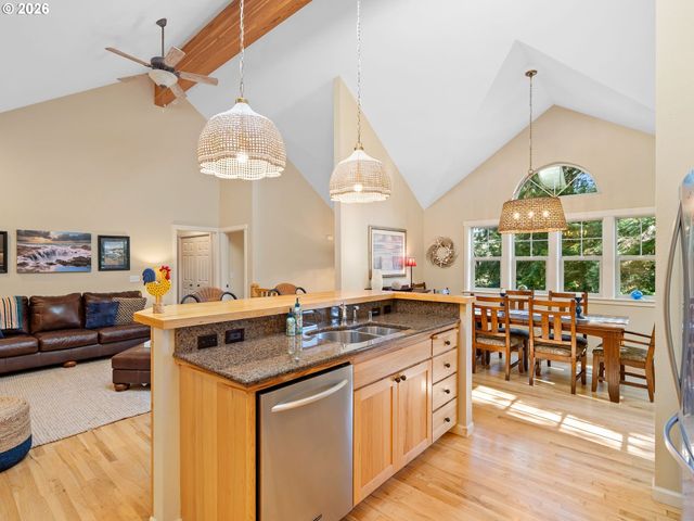 10 BIG TREE Rd, Gleneden Beach, OR 97388