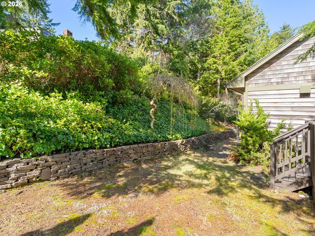 10 BIG TREE Rd, Gleneden Beach, OR 97388