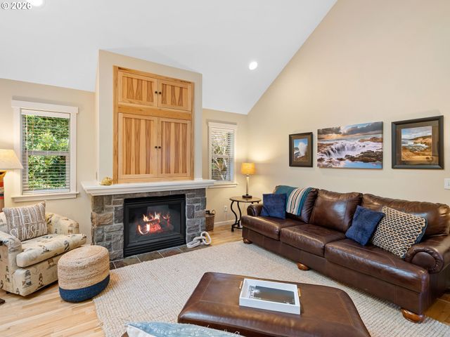 10 BIG TREE Rd, Gleneden Beach, OR 97388