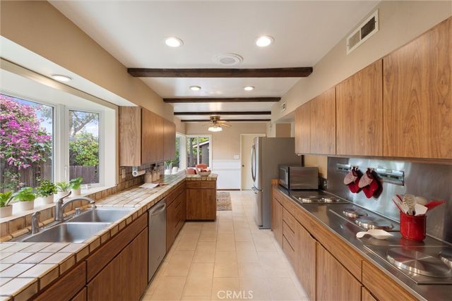 1455 La Perla, Long Beach, CA 90815