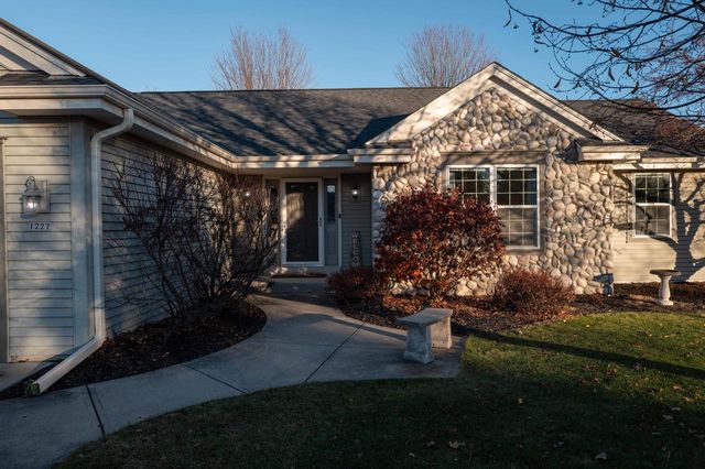 1227 Oriole DRIVE, Oconomowoc, WI 53066