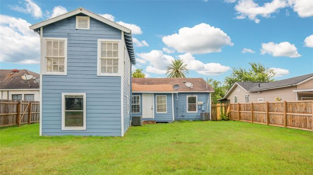 1427 W 6th Street Street, Freeport, TX 77541