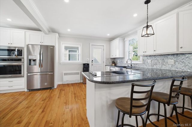 601 Lakeview Avenue, Rockville Centre, NY 11570