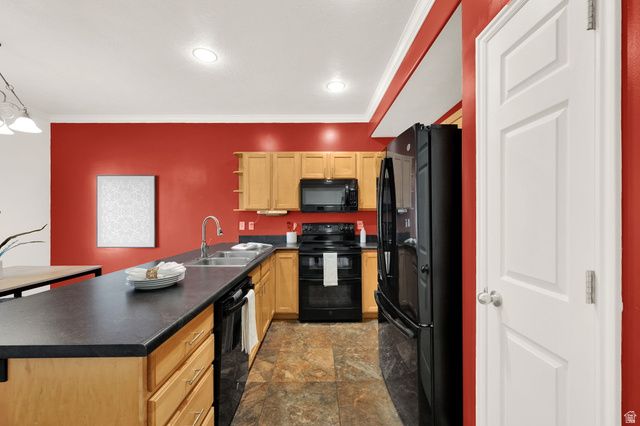 7902 S DOVE CREEK LN, West Jordan, UT 84081