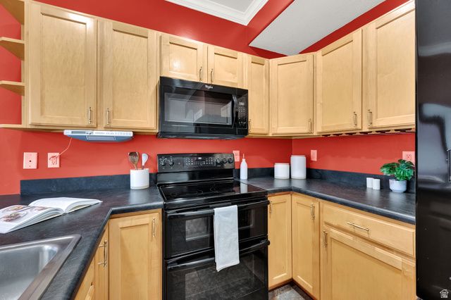 7902 S DOVE CREEK LN, West Jordan, UT 84081