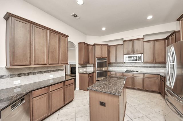 4002 Broadmoor Drive, Mont Belvieu, TX 77523