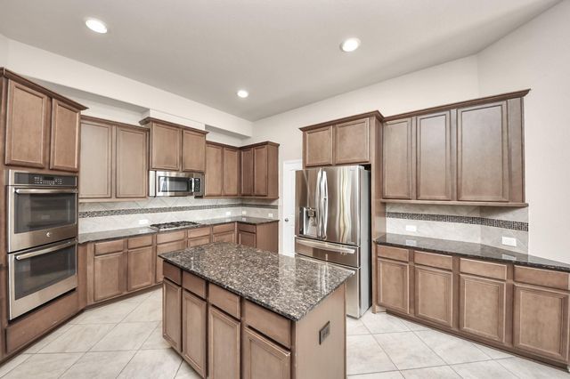 4002 Broadmoor Drive, Mont Belvieu, TX 77523