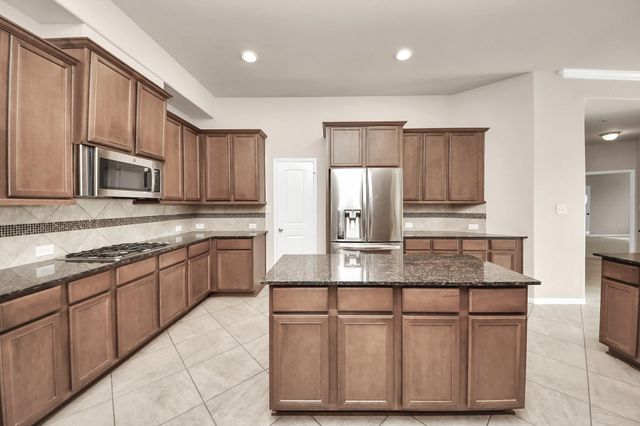 4002 Broadmoor Drive, Mont Belvieu, TX 77523