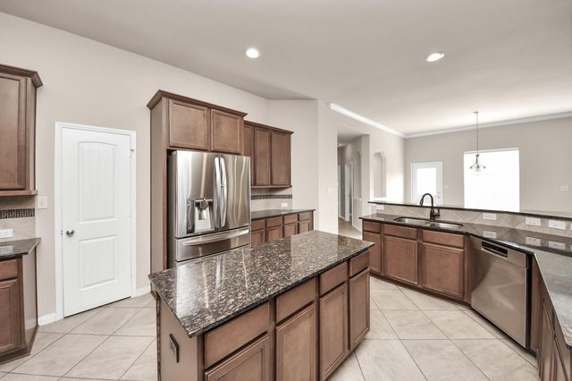 4002 Broadmoor Drive, Mont Belvieu, TX 77523