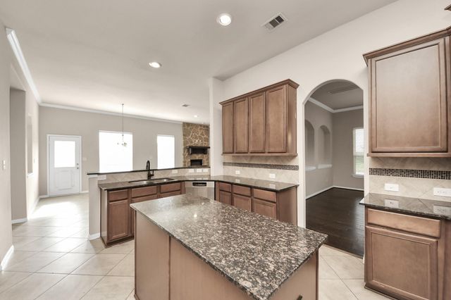 4002 Broadmoor Drive, Mont Belvieu, TX 77523