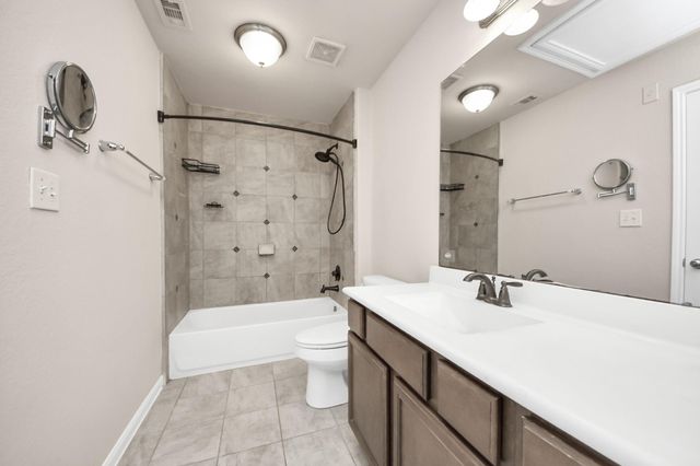 4002 Broadmoor Drive, Mont Belvieu, TX 77523