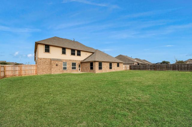4002 Broadmoor Drive, Mont Belvieu, TX 77523