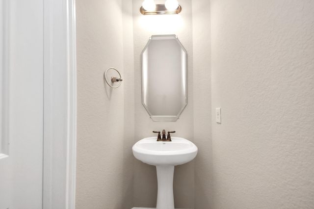 4002 Broadmoor Drive, Mont Belvieu, TX 77523