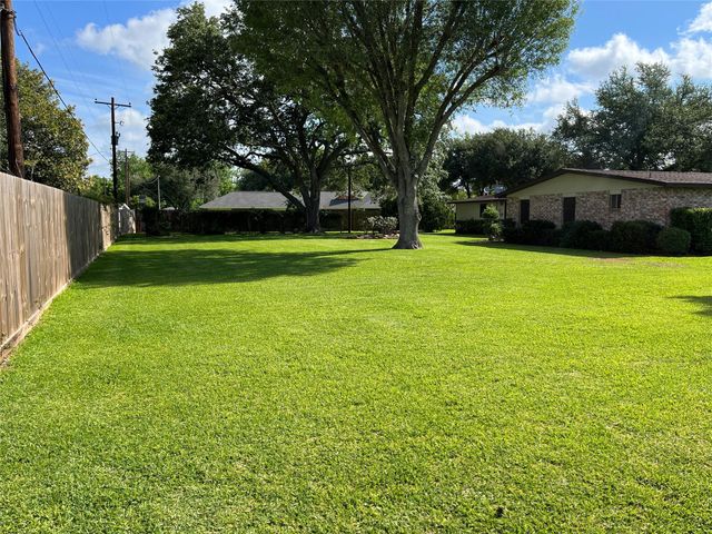103 Greenbriar Drive, Wharton, TX 77488
